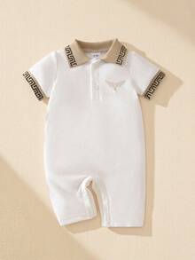 1 Stück Klassischer Baby Jungen Romper mit besticktem Detail, Kurzarm, Buchstabenbesatz am Kragen, Frühling/Sommer Neuheit, geeignet für Lässig, Zuhause, Outdoor, feierliche Anlässe wie Geburtstag, Abendveranstaltungen, Hochzeit, Taufe, Zeremonie und Jahrestag