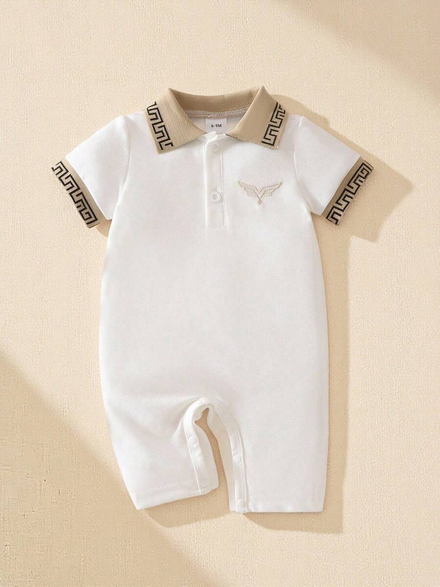 1 Stück Klassischer Baby Jungen Romper mit besticktem Detail, Kurzarm, Buchstabenbesatz am Kragen, Frühling/Sommer Neuheit, geeignet für Lässig, Zuhause, Outdoor, feierliche Anlässe wie Geburtstag, Abendveranstaltungen, Hochzeit, Taufe, Zeremonie und Jahrestag