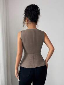 Elenzga Nueva llegada Blusa de verano minimalista y elegante para mujer con diseño de hebilla metálica, cuello en V y sin mangas para estilizar la cintura - Marrón - Ver 2