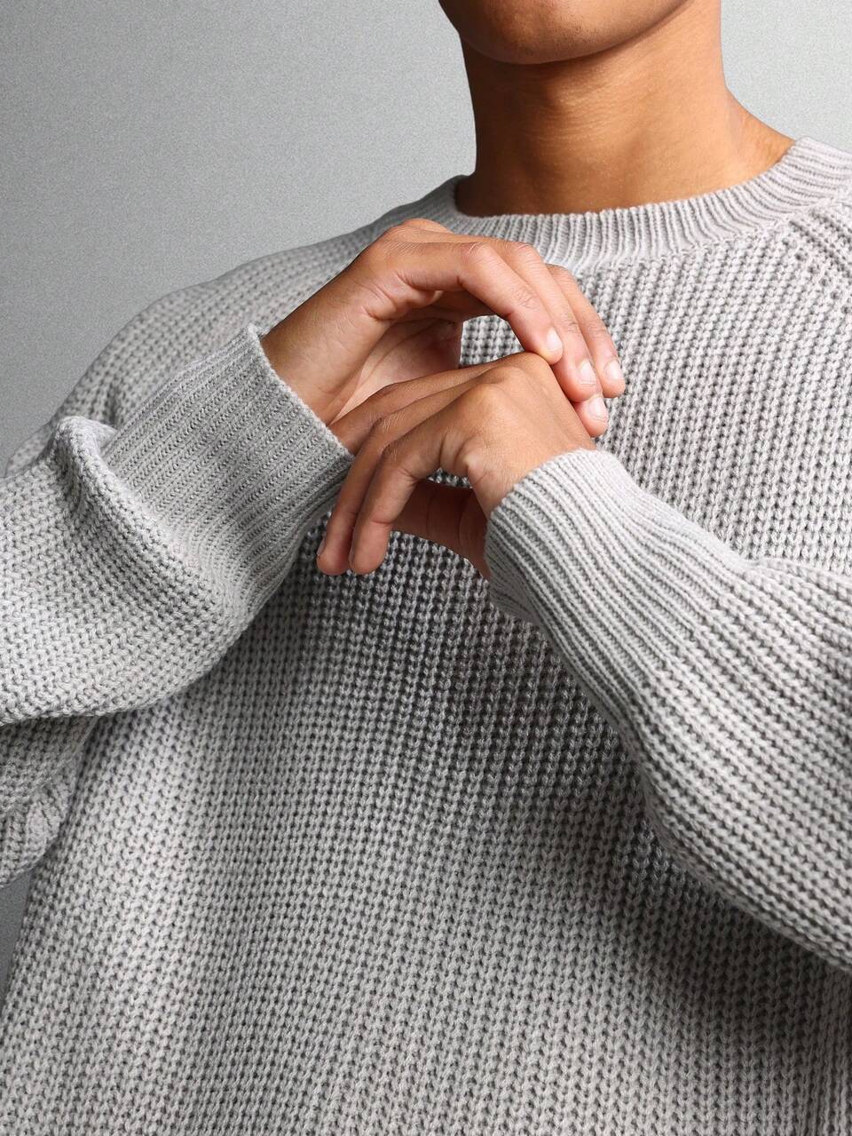 Sweter z dzianiny kablowej z prążkowanym wykończeniem i okrągłym dekoltem