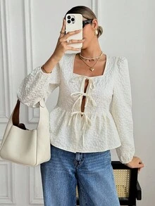 SHEIN Frenchy 2025秋冬女装花卉提花系带灯笼袖荷叶边下摆时尚衬衫，方领提花纹理荷叶边下摆衬衫，奶油色衬衫，田园风衬衫，系带衬衫，优雅女式衬衫，灯笼袖衬衫，系带衬衫，褶皱腰部衬衫，适合工作和通勤，春秋季，优雅衬衫，端庄衬衫，商务休闲女式衬衫，优雅女式衬衫，感恩节衬衫，时尚百搭，新年，圣诞节女式衬衫，舒适的秋冬季女式衬衫，法式风格，早午餐，通勤，办公室，简约，优雅，复古，完美日常，法式时尚风格 - 杏色 - 查看 6