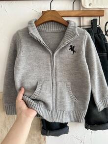 SHEIN 男童保暖内衬棒球风撞色马绣立领拉链开衫毛衣，适合居家、休闲外出穿着，舒适百搭，是秋冬季的理想之选。