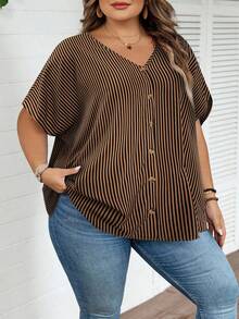 SHEIN CURVE+ 大码条纹印花V领休闲百搭短袖衬衫 - 咖啡棕 - 查看 6