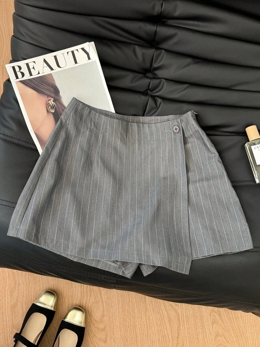 SHEIN Frenchy Damen gestreifte Wickel-Shorts mit Kreuzüberschneidung - Grau - Übersicht 1