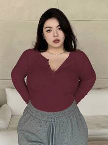 Dazy Plus Áo thun tay dài cổ khoét cỡ lớn có chi tiết cắt xẻ, Quần áo mùa thu, Quần áo trở lại trường - Màu Đỏ Sâu - Xem 3