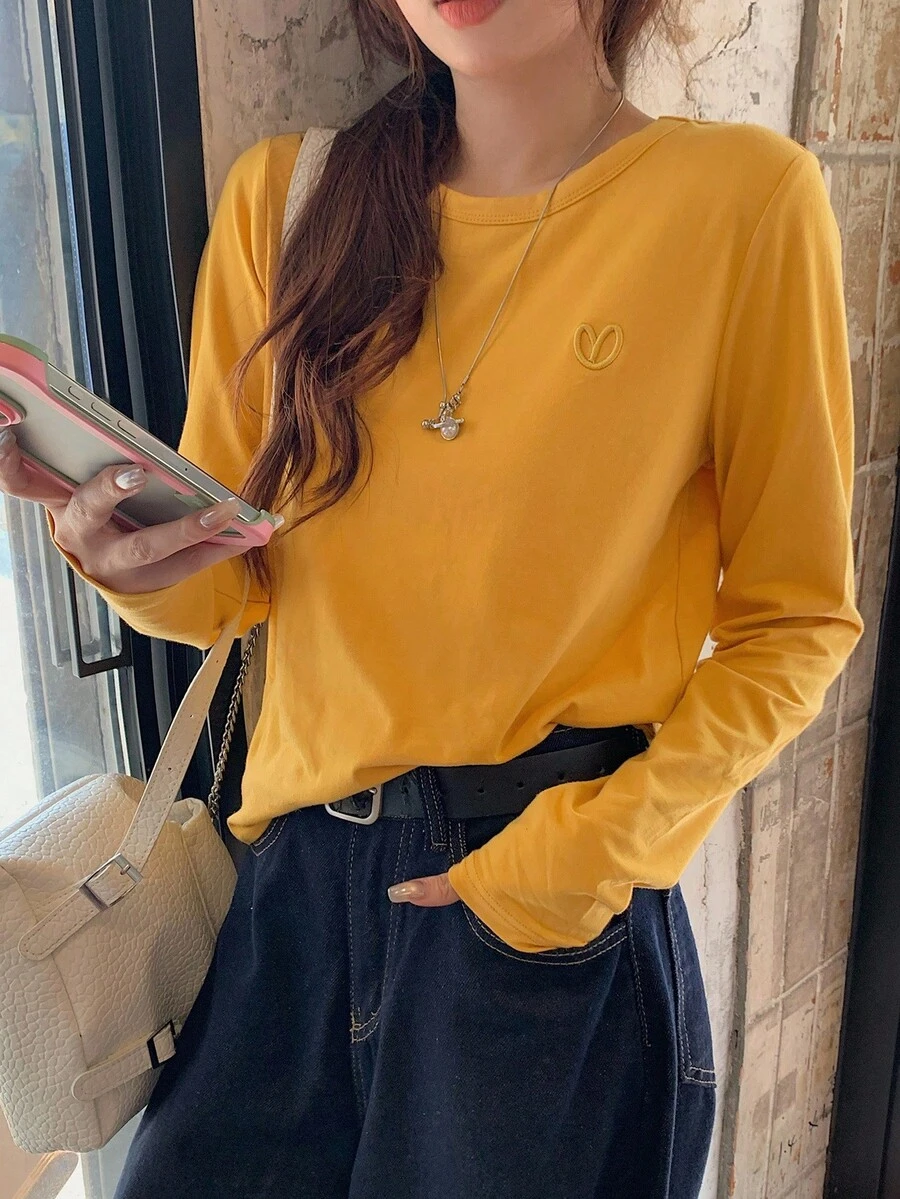 DAZY 女士奶油黄色宽松休闲基本款长袖 T 恤，带刺绣心形图案，适合秋季和春季