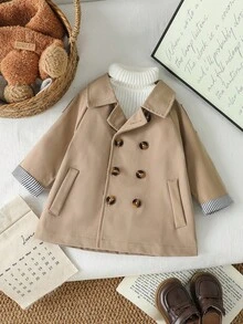 SHEIN Playful Pals 男婴休闲时尚双排扣条纹袖口优雅风衣外套，适合春秋季穿着，日常穿着、度假、旅行、参加派对等场合皆宜。男婴外套，卡其色风衣，秋季/冬季童装。