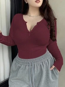 Dazy Plus Áo thun tay dài cổ khoét cỡ lớn có chi tiết cắt xẻ, Quần áo mùa thu, Quần áo trở lại trường - Màu Đỏ Sâu - Xem 1