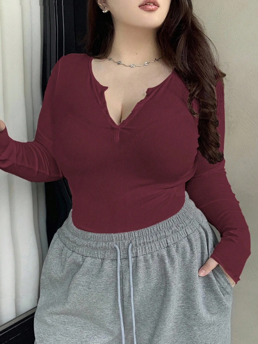 Dazy Plus Áo thun tay dài cổ khoét cỡ lớn có chi tiết cắt xẻ, Quần áo mùa thu, Quần áo trở lại trường - Màu Đỏ Sâu - Xem 1