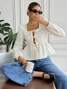 SHEIN Frenchy 2025秋冬女装花卉提花系带灯笼袖荷叶边下摆时尚衬衫，方领提花纹理荷叶边下摆衬衫，奶油色衬衫，田园风衬衫，系带衬衫，优雅女式衬衫，灯笼袖衬衫，系带衬衫，褶皱腰部衬衫，适合工作和通勤，春秋季，优雅衬衫，端庄衬衫，商务休闲女式衬衫，优雅女式衬衫，感恩节衬衫，时尚百搭，新年，圣诞节女式衬衫，舒适的秋冬季女式衬衫，法式风格，早午餐，通勤，办公室，简约，优雅，复古，完美日常，法式时尚风格 - 杏色 - 查看 9