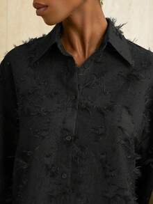 Aveloria Modichic 七分袖橄榄绿衬衫，简约剪裁，宽松版型，经典领型，穿着舒适 - 黑色 - 查看 3