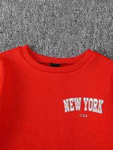 SHEIN Set de 2 piezas de pantalones vaqueros de mezclilla vintage y sudadera con estampado gráfico rojo para niños pequeños - Rojo - Ver 7
