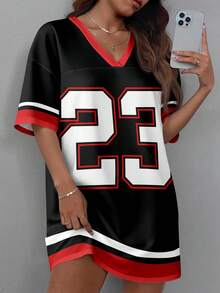 Slaydiva 2025 新款夏季休闲街头风格 V 领露肩短袖 23 标志图案红色下摆条纹全身印花宽松针织面料女式迷你连衣裙、音乐节、毕业服装、早午餐 - 彩色 - 查看 1