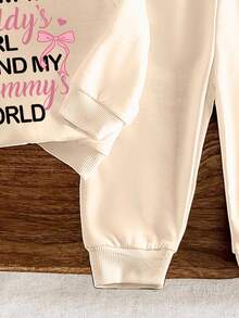 SHEIN Vintaside Kids 1 套女婴休闲可爱甜美趣味字母标语印花连帽卫衣和运动裤套装，秋冬，杏色 - 彩色 - 查看 5