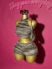 Slaydiva مجموعة قطعتين من ملابس علوية أكروب بلا أكمام ذو ملمس فرو مع ياقة عالية وظهر مكشوف + تنورة ضيقة قصيرة مخططة ذات ملمس فرو، مناسبة لمهرجانات الموسيقى والعيد والتخرج والارتداء اليومي، موضة ربيع/صيف 2025