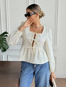 SHEIN Frenchy 2025秋冬女装花卉提花系带灯笼袖荷叶边下摆时尚衬衫，方领提花纹理荷叶边下摆衬衫，奶油色衬衫，田园风衬衫，系带衬衫，优雅女式衬衫，灯笼袖衬衫，系带衬衫，褶皱腰部衬衫，适合工作和通勤，春秋季，优雅衬衫，端庄衬衫，商务休闲女式衬衫，优雅女式衬衫，感恩节衬衫，时尚百搭，新年，圣诞节女式衬衫，舒适的秋冬季女式衬衫，法式风格，早午餐，通勤，办公室，简约，优雅，复古，完美日常，法式时尚风格 - 杏色 - 查看 8