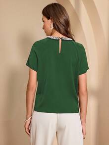 Almamuse Atasan Wanita Elegan dengan Kerah Berhiaskan Manik-Manik - Dark Green - View 2
