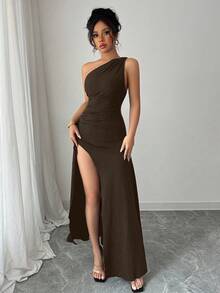 Chiquease 夏季新款性感黑色不对称肩部褶皱露背镂空高开叉连衣裙，适合度假、约会、派对 - 咖啡 - 查看 6