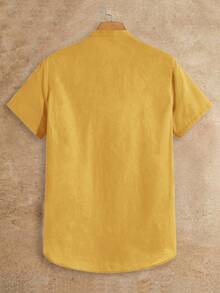 HIMLAND 男士休闲字母皮革贴饰立领修身短袖衬衫，Old Money - 黃色 - 查看 2