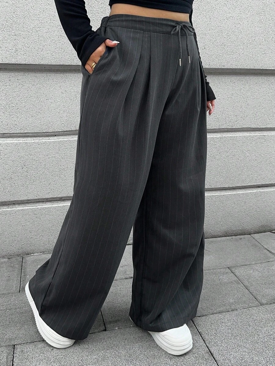 Dazy Plus Quần dài công sở dáng rộng ống đứng kẻ sọc cỡ lớn cho nữ, trang trí dây rút, thường ngày, thu đông - Màu xám đen - Xem 1