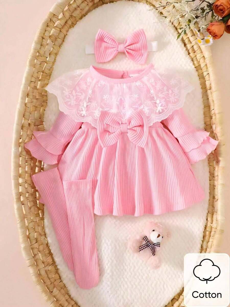 新生女宝宝蕾丝领拼接粉色腋下条纹蕾丝喇叭袖蝴蝶结连衣裙，搭配同色系发带和脚套，舒适时尚，新颖复古可爱，适合秋冬季户外摄影。 - 粉色 - 查看 1