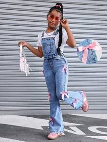 SHEIN Tween Girls Y2K 时尚浅色水洗蝴蝶结复古可爱牛仔背带裤喇叭腿牛仔裤休闲牛仔连体裤带斜口袋，女童秋季假期服装，适合日常旅行、户外、居家、早午餐、茶会、通勤、机场穿着，女童秋季秋装服装，儿童返校服装，乡村音乐会服装 - 中等水洗藍 - 查看 1
