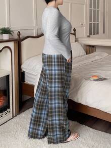 Dazy Plus Ensemble pyjama avec Top à manches longues col V couleur unie et pantalon à carreaux, vêtements d'automne et d'hiver, tenue confortable - Gris pâle - Voir 2