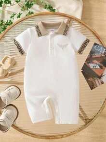 1 Stück Klassischer Baby Jungen Romper mit besticktem Detail, Kurzarm, Buchstabenbesatz am Kragen, Frühling/Sommer Neuheit, geeignet für Lässig, Zuhause, Outdoor, feierliche Anlässe wie Geburtstag, Abendveranstaltungen, Hochzeit, Taufe, Zeremonie und Jahrestag