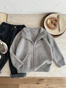 SHEIN 男童保暖内衬棒球风撞色马绣立领拉链开衫毛衣，适合居家、休闲外出穿着，舒适百搭，是秋冬季的理想之选。