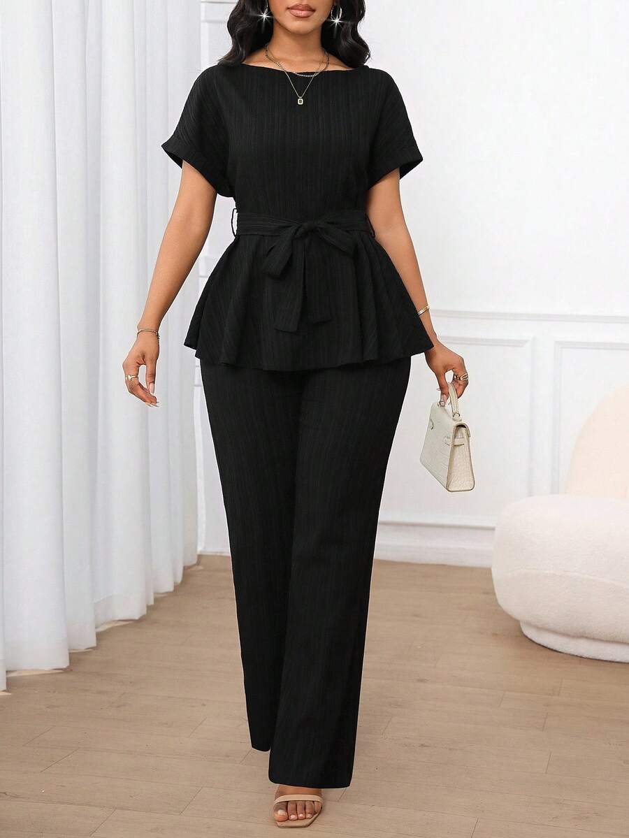 SHEIN Lady 女士纯色休闲优雅通勤提花面料，宽松腰部 A 形下摆，短袖上衣和宽松直筒裤两件套，适合春夏秋季度假装，女士办公室装，女士返校装，教堂装，女士外出装，端庄机场装 - 黑色 - 查看 1