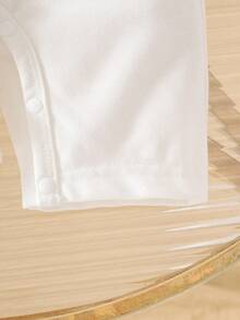 1 Stück Klassischer Baby Jungen Romper mit besticktem Detail, Kurzarm, Buchstabenbesatz am Kragen, Frühling/Sommer Neuheit, geeignet für Lässig, Zuhause, Outdoor, feierliche Anlässe wie Geburtstag, Abendveranstaltungen, Hochzeit, Taufe, Zeremonie und Jahrestag