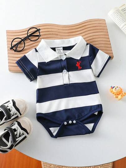 SHEIN Playful Pals 男婴夏季短袖连体衣，罗纹领设计，舒适不易变形，经典蓝白条纹图案，简约大方，前襟纽扣开合，裆部设计方便穿脱，胸前饰有骏马刺绣，精致可爱，适合洗礼、婚礼、派对、正式场合、拍照、度假、上学、鸡尾酒会、生日及日常穿着。