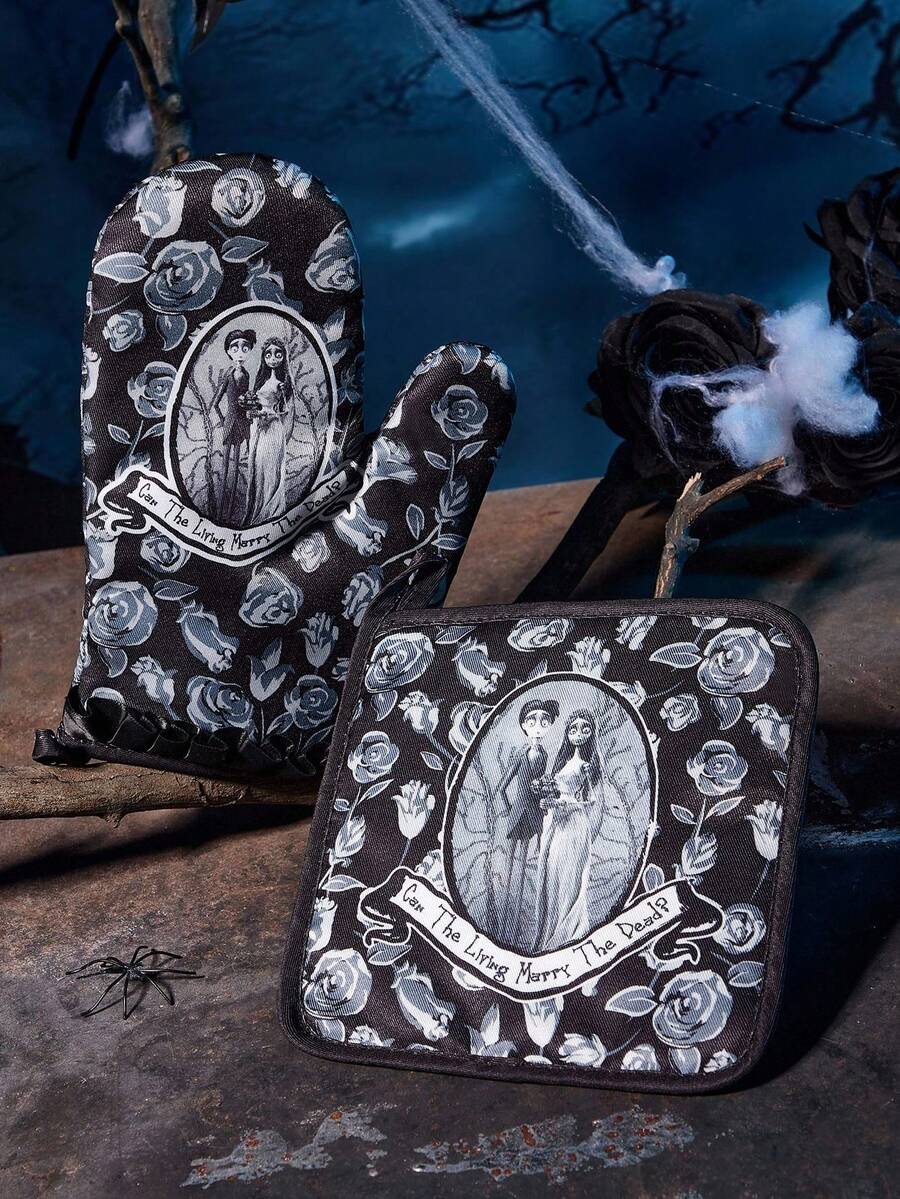 Corpse Bride X SHEIN Vintage Black Satin Ruffled Kitchen Heat Resistant Set, Oven Mitts/Pot Holders, Essential For Baking, Effectively Insulates Heat, Printed Pattern, Goth - Black and White - View 1
