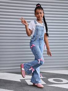 SHEIN Tween Girls Y2K 时尚浅色水洗蝴蝶结复古可爱牛仔背带裤喇叭腿牛仔裤休闲牛仔连体裤带斜口袋，女童秋季假期服装，适合日常旅行、户外、居家、早午餐、茶会、通勤、机场穿着，女童秋季秋装服装，儿童返校服装，乡村音乐会服装 - 中等水洗藍 - 查看 3