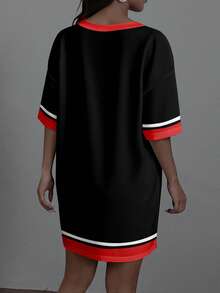 Slaydiva 2025 新款夏季休闲街头风格 V 领露肩短袖 23 标志图案红色下摆条纹全身印花宽松针织面料女式迷你连衣裙、音乐节、毕业服装、早午餐 - 彩色 - 查看 2