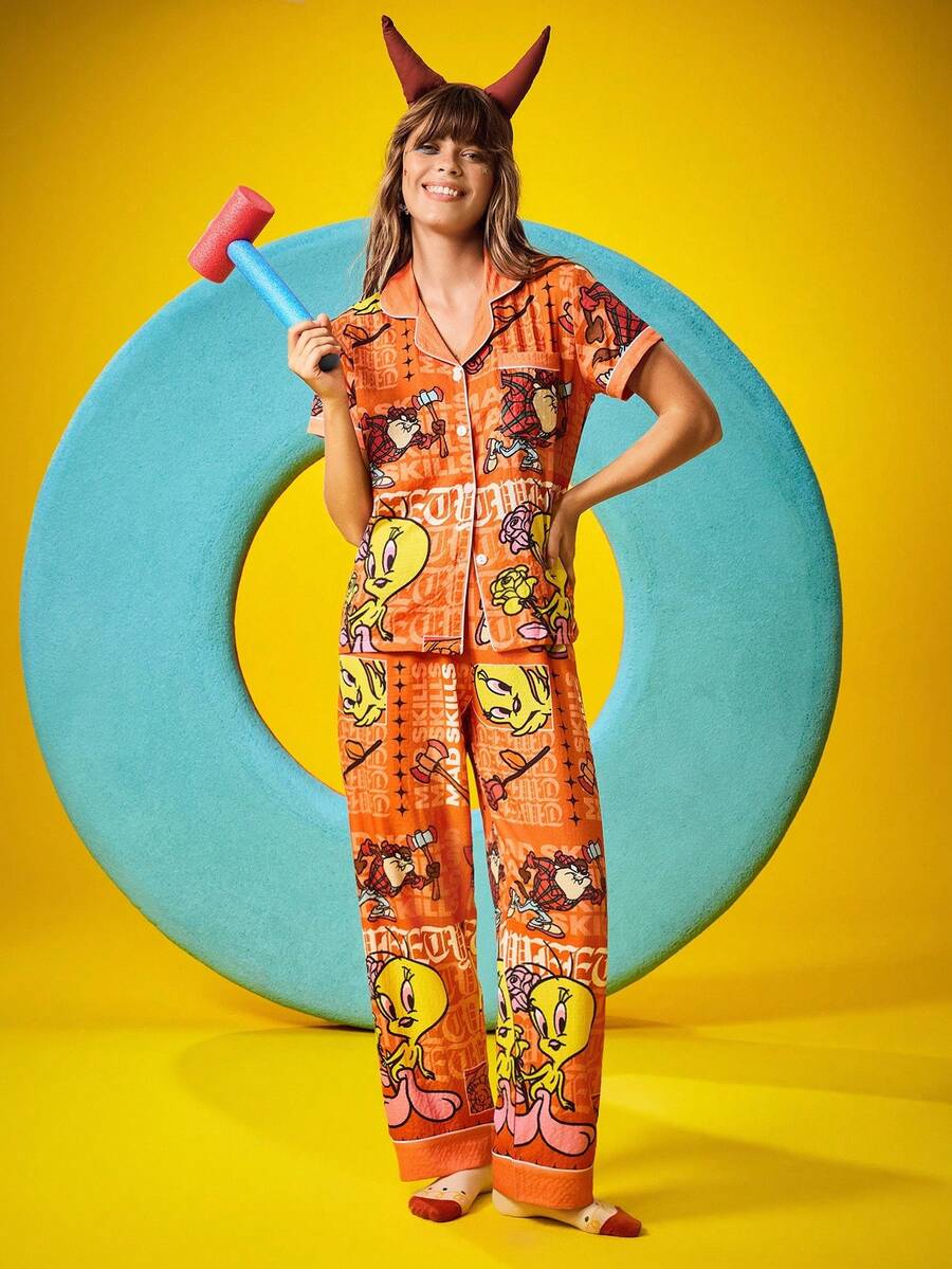 Chillnights X LOONEY TUNES 女士可爱卡通图案短袖翻领衬衫和宽松裤子睡衣套装，夏季 - 彩色 - 查看 1
