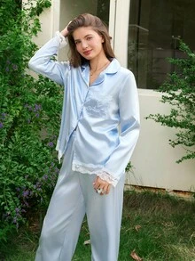 Snug Reverie 仿丝绸蕾丝拼接装饰女士睡衣套装，缎面睡衣套装，蓝色丝绸睡衣套装，丝绸睡衣，女士睡衣，女士丝绸浅蓝色睡衣套装，舒适优雅的细节，秋冬服装。 - 淺藍色 - 查看 4