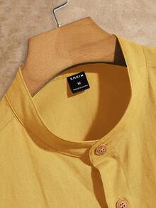 HIMLAND 男士休闲字母皮革贴饰立领修身短袖衬衫，Old Money - 黃色 - 查看 3