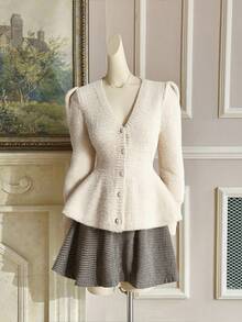 SHEIN MOD Cardigan plus size elegante, fofo, evasê, manga comprida, decote em V, decoração com botões de pérola. Cardigan plus size cor damasco, vintage, romântico, estilo palácio, damasco claro.