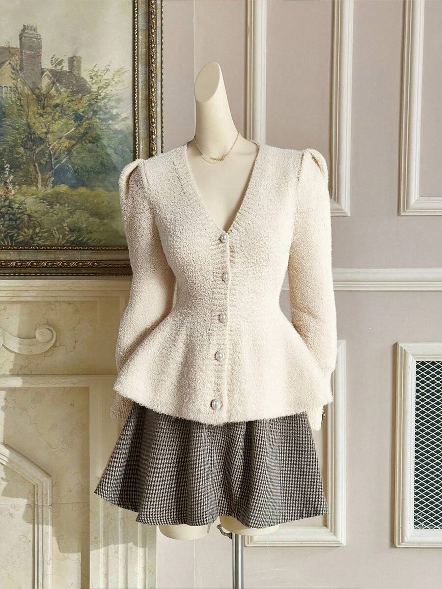 SHEIN MOD Cardigan plus size elegante, fofo, evasê, manga comprida, decote em V, decoração com botões de pérola. Cardigan plus size cor damasco, vintage, romântico, estilo palácio, damasco claro.