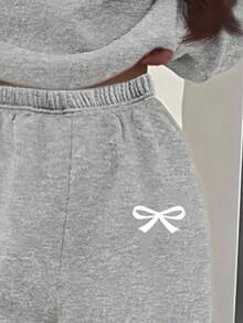 SHEIN 2pcs/Set Teen Girls Casual Minimalist Fashion Classic Bow Graphic & Logo Print Crew Neck Long Sleeve Thick Sweatshirt And Pants Set, Suitable For Autumn/Winter, Graphic Tees, X, Girls Clothes For Kids, Girls T-Shirt, Y2K, Back To School, Y2K Clothes, Vintage Clothes, Streetwear Fall - Grey - View 3