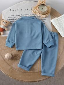 SHEIN 男婴/女婴休闲装，暖色调搭配，简约优雅风格。舒适温暖，适合微凉季节。纯色半拉链翻领长袖上衣，轻松套穿设计；搭配纯色无腰长裤，打造协调统一的造型。适合散步、休闲、轻度运动或温馨的家庭聚会，让您的小宝贝展现童真魅力和活力。 - 藍色 - 查看 2