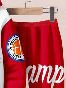 SHEIN 男童 Champion 街头风运动套装 - 红色印花连帽衫和运动裤，2025 年新款运动服，酷炫都市风男童装，宽松休闲简约舒适长袖连帽衫两件套，适合秋冬季穿着。红色两件套男童运动服，儿童街头时尚男童服装，红色童装秋季套装 - 彩色 - 查看 6