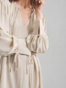 Ontre 2025 新款优雅开叉连衣裙，女士长袖圆领褶皱领口系带袖口连衣裙，A 字形喇叭下摆，缎面面料，杏色，宽松版型，休闲日常/商务通勤装