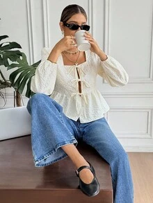 SHEIN Frenchy 2025秋冬女装花卉提花系带灯笼袖荷叶边下摆时尚衬衫，方领提花纹理荷叶边下摆衬衫，奶油色衬衫，田园风衬衫，系带衬衫，优雅女式衬衫，灯笼袖衬衫，系带衬衫，褶皱腰部衬衫，适合工作和通勤，春秋季，优雅衬衫，端庄衬衫，商务休闲女式衬衫，优雅女式衬衫，感恩节衬衫，时尚百搭，新年，圣诞节女式衬衫，舒适的秋冬季女式衬衫，法式风格，早午餐，通勤，办公室，简约，优雅，复古，完美日常，法式时尚风格 - 杏色 - 查看 11