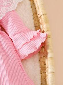 新生女宝宝蕾丝领拼接粉色腋下条纹蕾丝喇叭袖蝴蝶结连衣裙，搭配同色系发带和脚套，舒适时尚，新颖复古可爱，适合秋冬季户外摄影。 - 粉色 - 查看 5