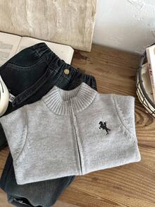 SHEIN 男童保暖内衬棒球风撞色马绣立领拉链开衫毛衣，适合居家、休闲外出穿着，舒适百搭，是秋冬季的理想之选。