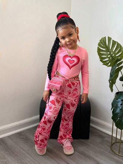 SHEIN Conjunto informal de moda callejera para niña joven con blusa de manga larga con cuello redondo y estampado de corazones rosados y pantalones acampanados con estampado de corazones rosados