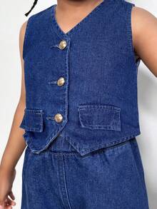 年轻女孩纯色V领无袖时尚上衣和工装长裤牛仔套装