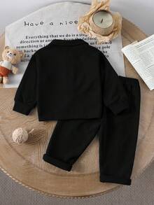 SHEIN 男/女宝宝休闲装，温暖舒适的穿着，适合温和天气。纯色半拉链领长袖上衣，套头设计，方便穿着；搭配纯色无腰带裤。适合户外漫步、居家休闲、轻度运动或温馨的家庭聚会，让宝宝展现天真活力，成为关注的焦点。 - 黑色 - 查看 2